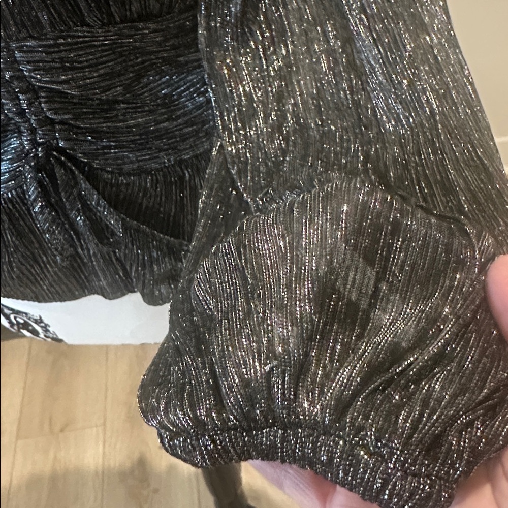 V- NECK- CINCHING AT WAIST- Black & SILVER Metallic Long Sleeve Blouse. XL - Picture 8 of 11